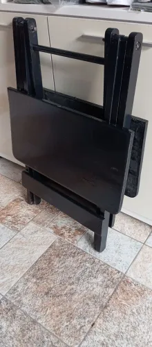 Mesa de madeira dobrável com 2 cadeiras