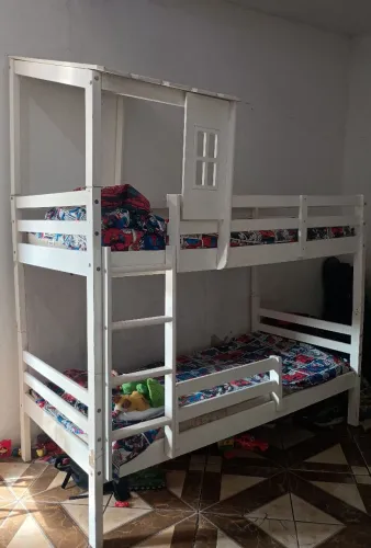 Beliche montessoriana com telhado e janelinha