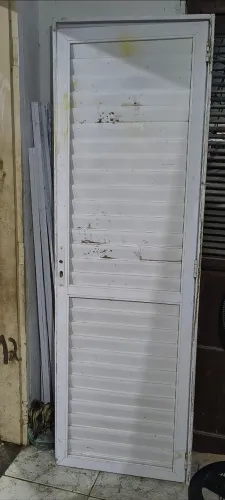 Porta de Alumínio em excelente estado, medida 2,10 × 0,60