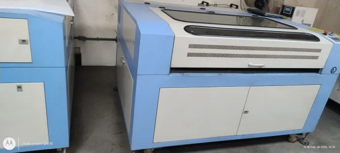 Máquina a laser 100W CO2- ÁREA DE CORTE 130  X 80CM