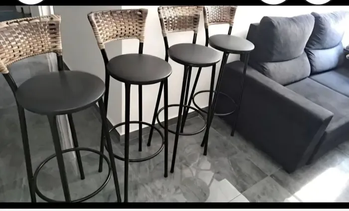 Cadeira de Bar Alta em Madeira e Metal -