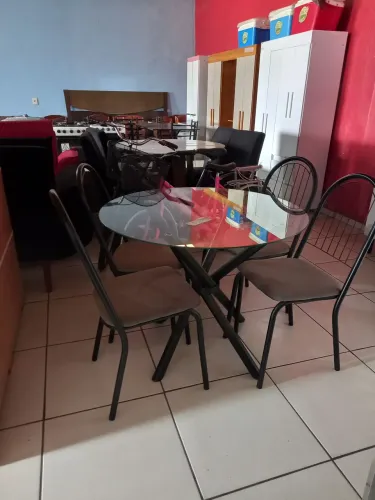 Mesa de vidro com 4 cadeiras de segunda mão