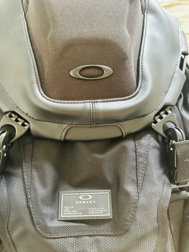 MOCHILA OAKLEY PRETA