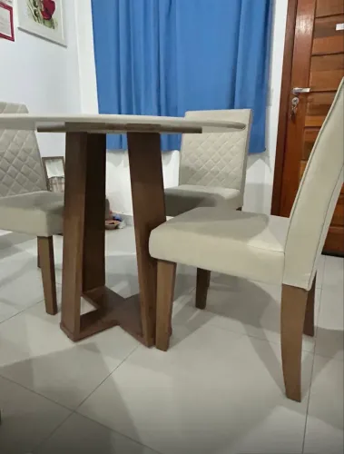 Mesa com 4 cadeiras estofadas- Nova - Completa