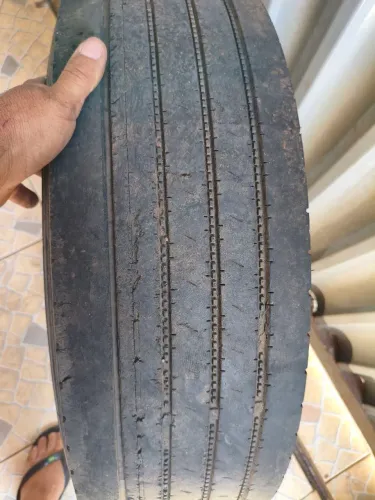 Pneu Royal Black 235/75 17.5 / pneu Dunlop 215/75 R17.5