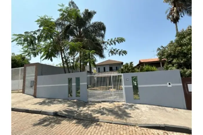 ? LINDA CASA À VENDA EM CONDOMÍNIO FECHADO!