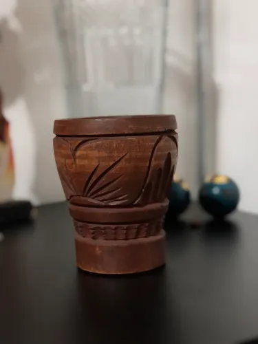 Vaso de madeira entalhada 