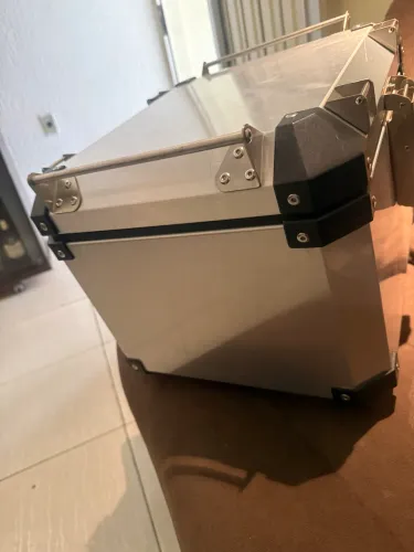 Baú muito novo vai com o suporte 