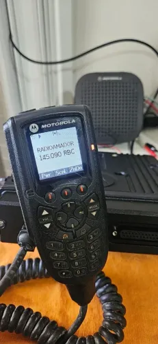 Radio Motorola APX 2500 VHF com cabeça de controle O3