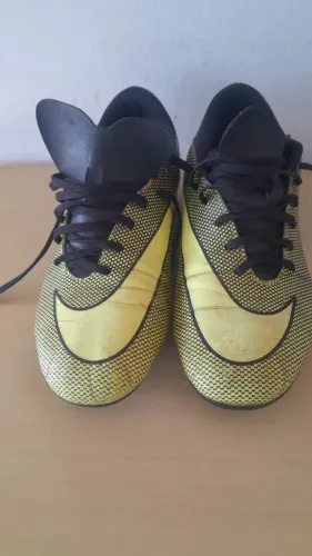 Vendo uma chuteira da Nike, amarela ótimo estado pra usar