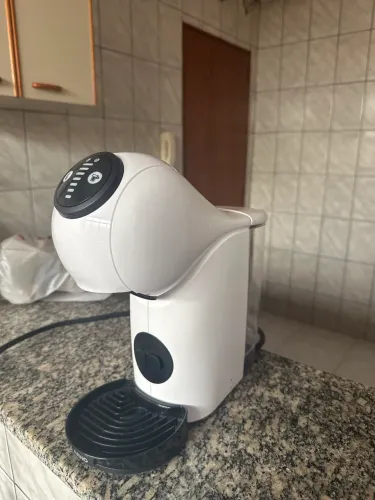 Cafeteira Nescafé Dolce Gusto Nescafé Genio S DGS4 automática branca para cápsulas