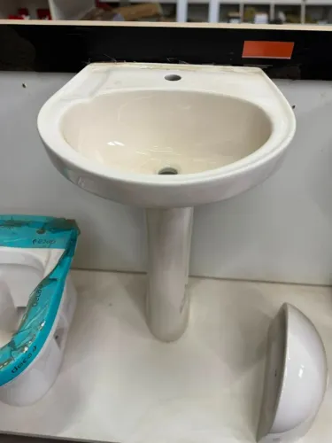 Lavatório com coluna cor creme para banheiro