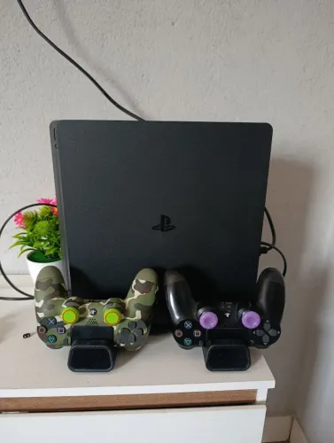 ? PS4 SLIM 1TB + 2 CONTROLES ORIGINAIS + 4 JOGOS ?