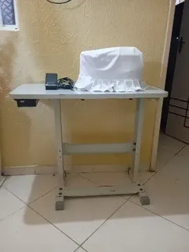 Máquina de costura com bancada
