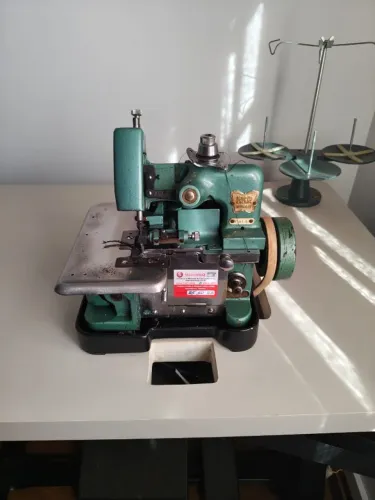 Máquina de costura overlock chinesinha 