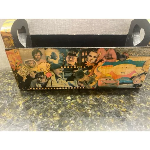 Porta-controle de madeira MDF com estampa de vários personagens