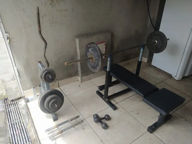 Equipamentos para musculação supino com anilhas e 2 barras