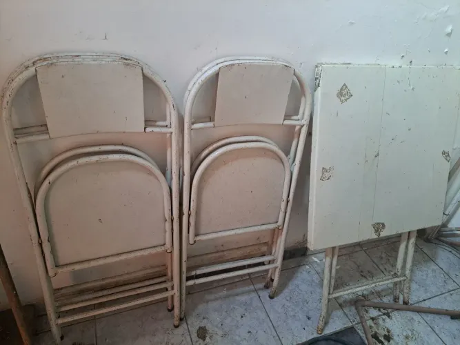 Conjunto de mesa e 4 cadeiras dobráveis de metal