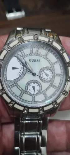 Relógio Guess prata.