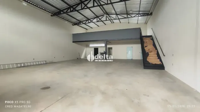 Galpão comercial disponível para locação e venda no bairro Marta Helena em Uberlândia-MG