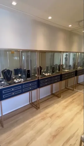 Vitrine Expositora Luxo em Metalon Dourado e Vidro | Móvel para Joalheria | Sob Medida