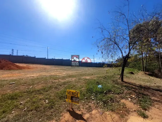 Terreno à Venda no Condomínio Colonial Village II - Pindamonhangaba