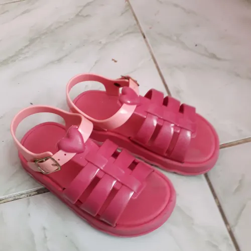 Vendo linda sandalia Tamanho 23,23 muito confotavel e leve para combinar com look