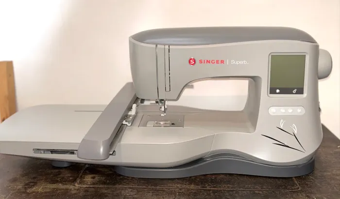 Bordadeira eletrônica Singer Superb EM200