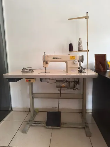 Máquina de custura industrial reta Sew Special.