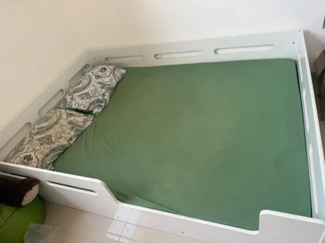 Cama infantil tamanho grande com espaço para enfeitar 