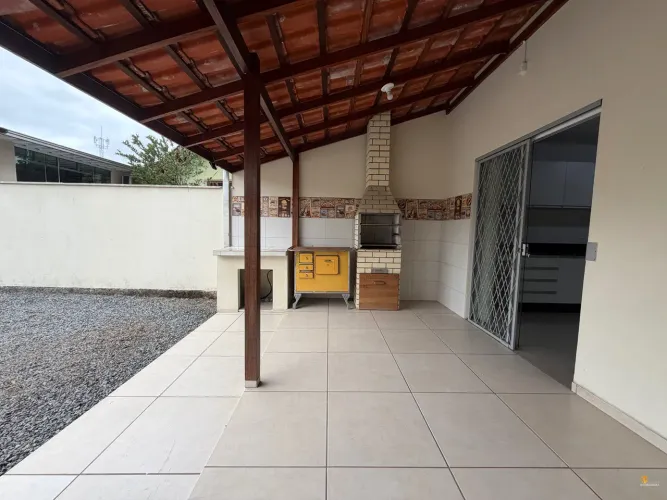 Uma Casa com Amplo Terreno nos Fundos - à Venda no Boa Vista em Joinville com 3 Quartos e