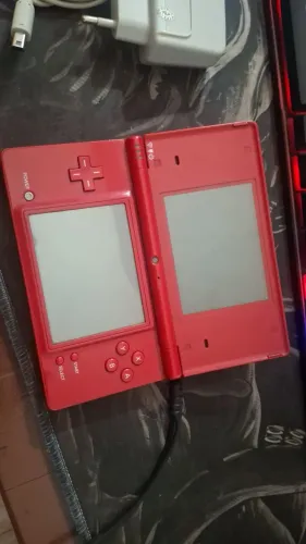 Vendo nintendo dsi vermelho com tela superior com manchas