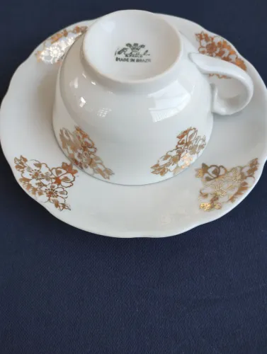 Xícara de chá em porcelana Real com detalhes floral dourado