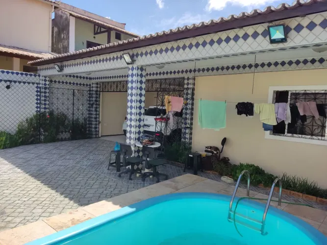 Linda casa em condomínio fechado com piscina