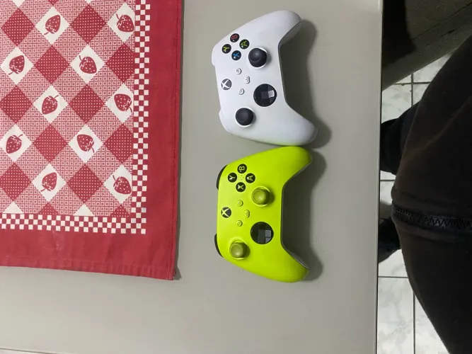 Controle Xbox one verde e branco