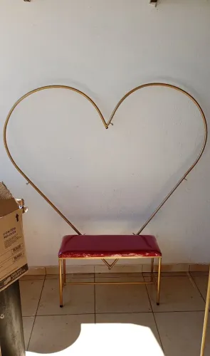 Vende-se Arco de coração com banquinho p/ casal 