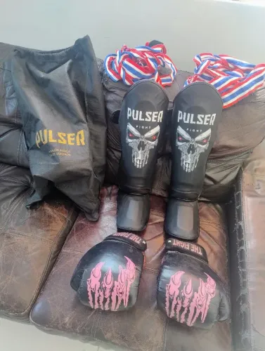 Caneleira e luvas para muay thai