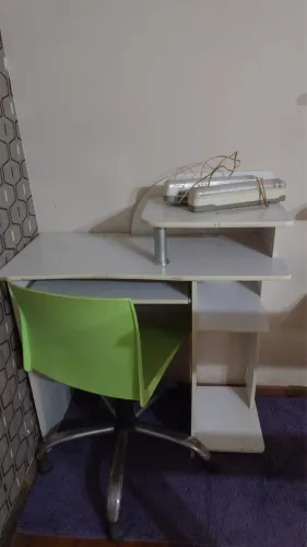 Televisão e rack para e escritório completo.