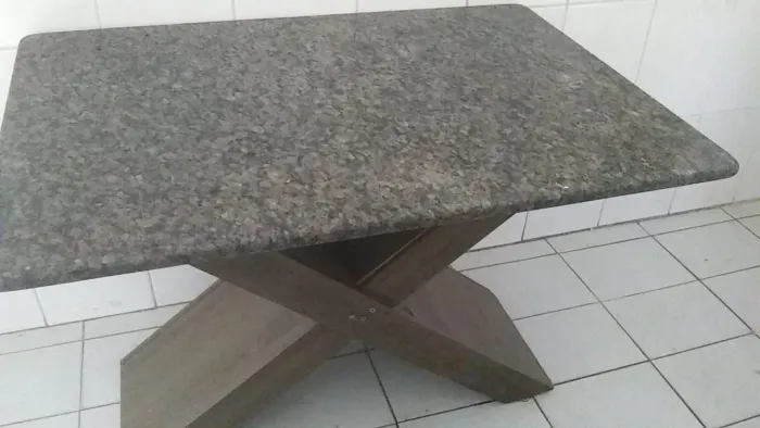 Mesa tampo de granito e base de MDF