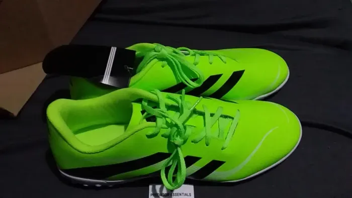Chuteira da Adidas society tamanho 42