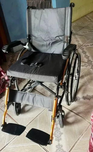 OPORTUNIDADES. Vende-se cadeira de rodas Semenova.