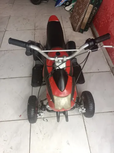 Quadriciclo elétrico infantil 2 motores, 2 controladoras, bateria de 7 amperes nova.