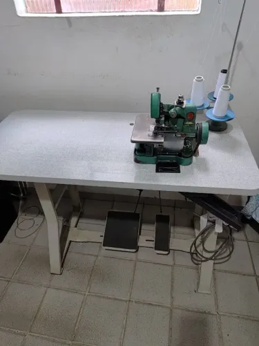 Máquina overloque