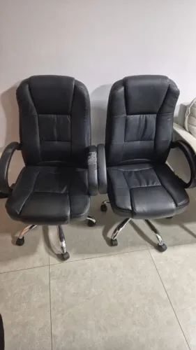 Vendo 2 cadeiras de escritório com rodinha