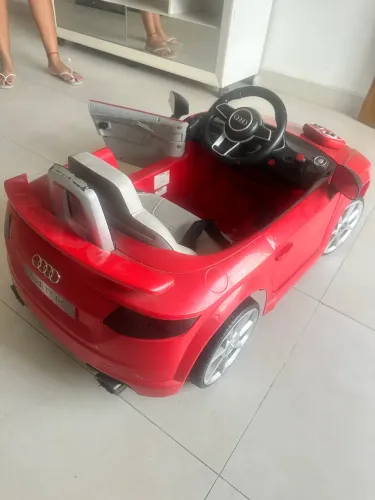 Carrinho elétrico infantil (áudio vermelho)