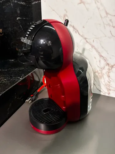 Cafeteira Nescafé Dolce Gusto vermelha 220v