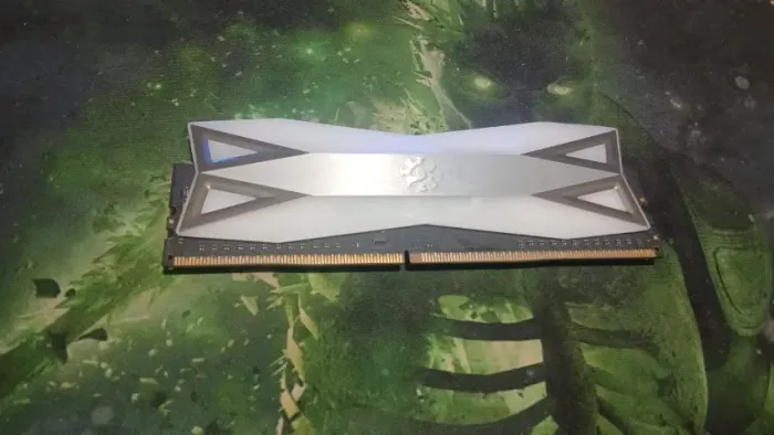 Memória xpg Spectrix RGB 8 GB 3200 MHz.