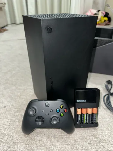 Xbox Series X + 2 controles, usado pouquíssimas vezes.