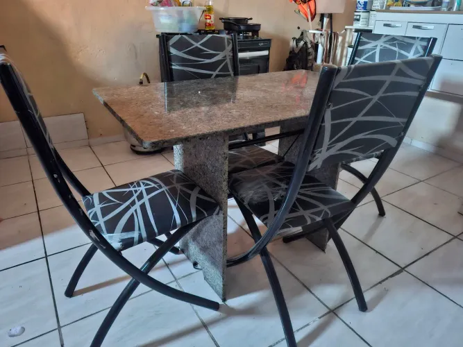 Mesa de 4 cadeiras e fruteira