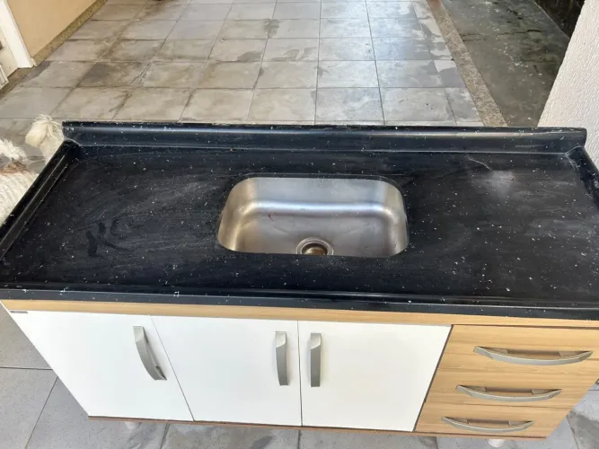 Mesa com pia embutida